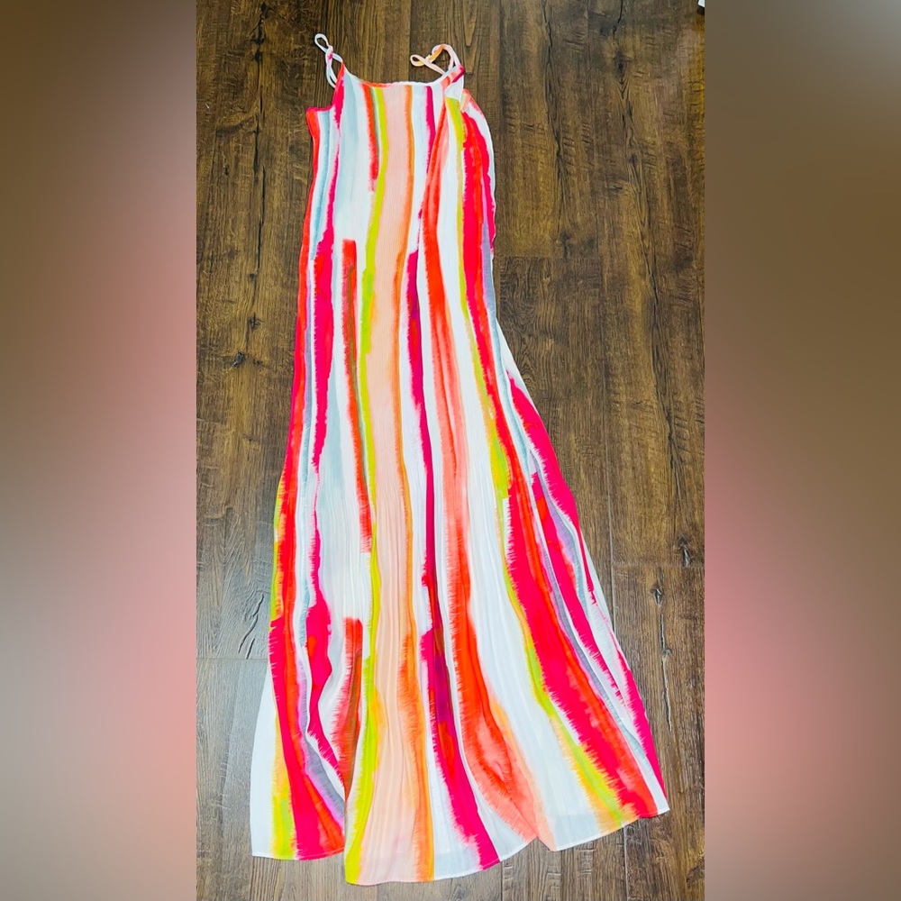 XS
Sleeveless Maxi 
Adjustable Straps
Lightweight
Pleated fabric
Approx 49 in